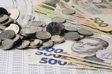 Yakın çekim bir sikke üzerinde bir yüz değeri ile 2 Grivnası, sikke yakın dağınık ve Banknotlar 500 Grivnası, Ukrayna Grivnası yalan vardır. Ukrayna Para.