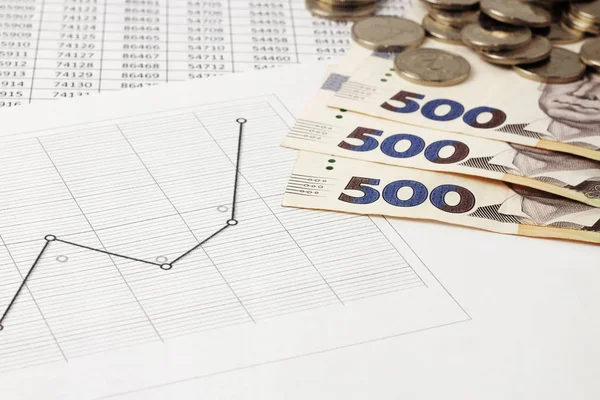 500 Grivnası, sikke, Ukrayna Grivnası, 2 Grivnası bir yüz değeri ile Banknotlar tablolar ve grafikler üzerinde. 