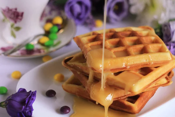 Close-up em waffles caseiros com mel, decorado com r brilhante — Fotografia de Stock