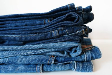 Mavi jeans yığını