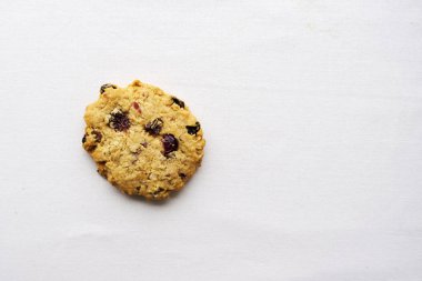 Beyaz arka planda taze destekli yulaf ve kızılcık kurabiyesi. Kopyalama alanı