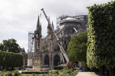 Trajik yangından sonra Notre-Dame de Paris Ortaçağ Katolik Katedrali. 15 Nisan 2019'da çıkan yangında çatı yıkıldı, arka görüş
