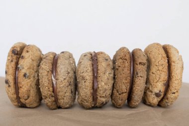 Çikolata, ganache ve gianduja dolgulu lezzetli fındık ve badem sandviç bisküvi. Baci di dama veya Ladys öpücük Piedmont İtalyan çerezleri vardır.