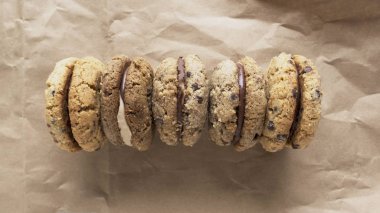 Çikolata, ganache ve gianduja dolgulu lezzetli fındık badem sandviç bisküvi. Baci di dama veya Lady's kisses Piedmont İtalyan çerezleri vardır.