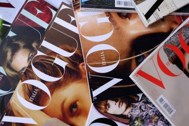 Vogue Italia moda, güzellik ve yaşam tarzı dergileri yığını. Conde Nast yayınları yığını başlıkları kapak
