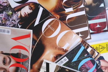 Vogue Italia moda, güzellik ve yaşam tarzı dergileri yığını. Conde Nast yayınları yığını başlıkları kapak