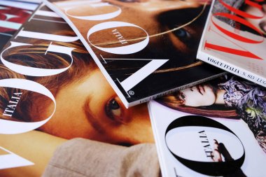 Vogue Italia moda, güzellik ve yaşam tarzı dergileri yığını. Conde Nast yayınları yığını başlıkları kapak
