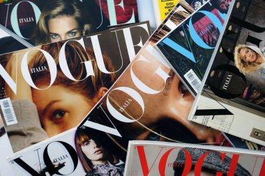 Vogue Italia moda, güzellik ve yaşam tarzı dergileri yığını. Conde Nast yayınları yığını başlıkları kapak
