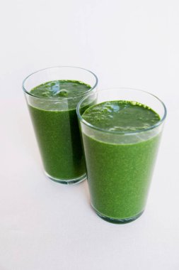 Taze yeşil ıspanak, muz, Hindistan cevizi sütü, Spirulina tozu ve Keten tohumları Smoothie. Sağlıklı Vegan çiğ yiyecekler. Sağlıklı yaşam tarzı.