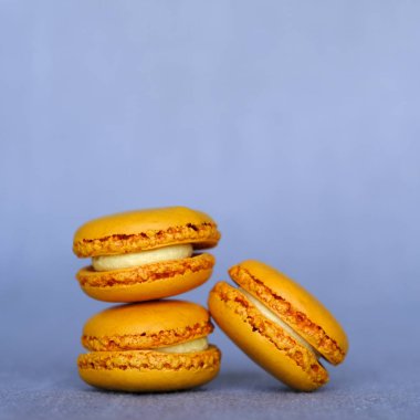 Gri arka planda taze lezzetli turuncu Makaron sandviç kurabiye yığını, yakın. Boşluk Kopyala. Fransız şekerleme