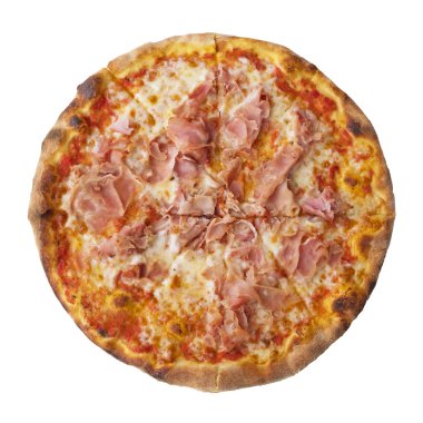 Beyaz arka planda izole jambon, mozzarella peyniri ve domates sosu ile taze pişmiş lezzetli pizza. İtalyan yemeği. Fastfood
