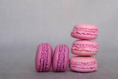 Gri arka planda lezzetli fransız ahududu ve yaban mersini lezzet makarna yığını