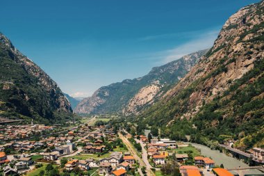 Kuzey Batı Italya 'da Aosta Vadisi dağlık bölgesinde güzel manzara. Yaz aylarında alp Vadisi, Bard Kalesi 'nden görüldü.