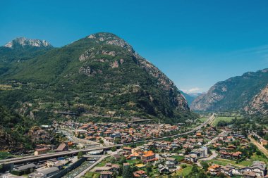 Kuzey Batı Italya 'da Aosta Vadisi dağlık bölgesinde güzel manzara. Yaz aylarında alp Vadisi, Bard Kalesi 'nden görüldü. 