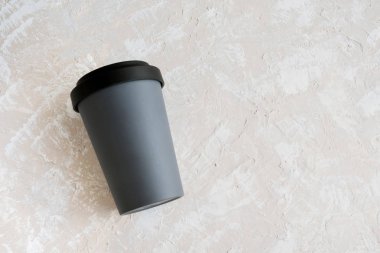 Kopya alanı ile nötr arka plan üzerinde yeniden kullanılabilir çevre dostu kullanışlı bambu fincan. Sıfır atık, plastik yok