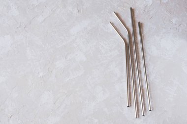 Kopyalama alanı ile nötr arka planda yeniden kullanılabilir paslanmaz çelik metalik pipetler.