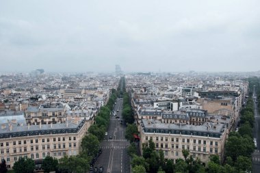 Bulutlu bir günde Arc de Triomphe'den Paris manzarası
