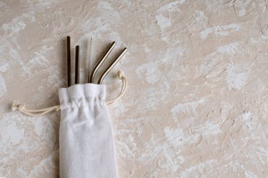 Yeniden kullanılabilir çevre dostu paslanmaz çelik metalik pipetler. Plastik yok