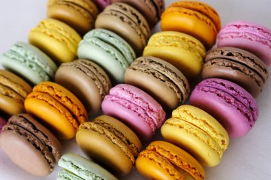 Farklı tatlar renkli Fransız makarnalar. Lezzetli tatlı, beze bazlı badem unu sandviç kurabiye