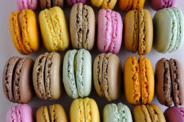 Farklı tatlar renkli Fransız makarnalar. Lezzetli tatlı, beze bazlı badem unu sandviç kurabiye