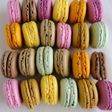 Farklı tatlar renkli Fransız makarnalar. Lezzetli tatlı, beze bazlı badem unu sandviç kurabiye