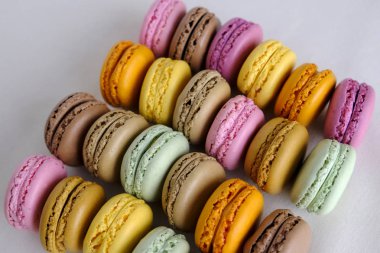 Farklı tatlar renkli Fransız makarnalar. Lezzetli tatlı, beze bazlı badem unu sandviç kurabiye