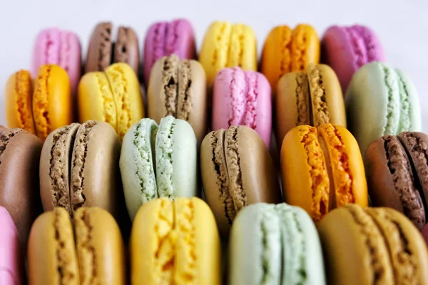 Farklı tatlar renkli Fransız makarnalar. Lezzetli tatlı, beze bazlı badem unu sandviç kurabiye