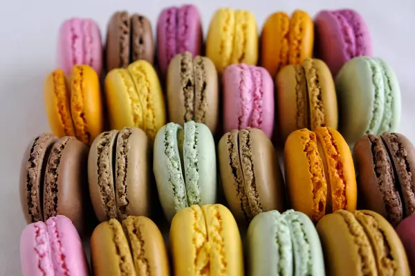 Farklı tatlar renkli Fransız makarnalar. Lezzetli tatlı, beze bazlı badem unu sandviç kurabiye