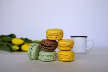 Farklı tatlar renkli Fransız makarna yığını. 