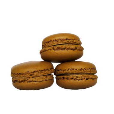 Beyaz arka plan üzerinde izole taze lezzetli karamel fransız makarna yığını. 