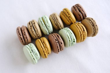 Kopya alanı ile farklı tatlar renkli Fransız makarna yığını