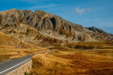 Dağlarda yol. Col de la Lombarde veya Colle della Lombar 'ın Alplerdeki güzel manzarası