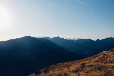 Gün batımında Col de la Lombarde 'de dağ siluetleri olan güzel bir dağ manzarası.