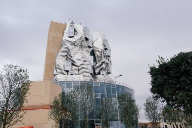 Mimar Frank Gehry tarafından Luma Arles Kültür Merkezi için tasarlanan bükülmüş kule
