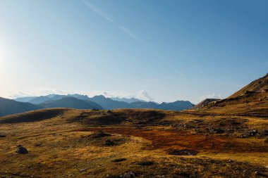 Gün batımında dağlık arazinin güzel manzarası.