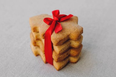 Güzel kırmızı kurdeleli noel ağacı şeklinde kurabiye yığını. Tatlı hediye..