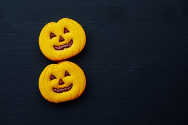 Komik Cadılar Bayramı Jack o Lantern balkabağı kurabiyeleri çikolatayla dolu.