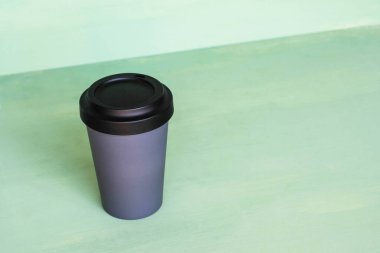 Nane yeşili arka planda yeniden kullanılabilen çevre dostu bambu kapları..