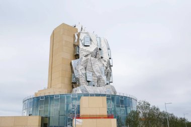 Mimar Frank Gehry tarafından Luma Arles kültür merkezi için tasarlanan yansıtıcı alüminyum panellerde bükülmüş kule. Çağdaş mimari.