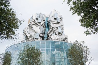 Mimar Frank Gehry tarafından Luma Arles kültür merkezi için tasarlanan yansıtıcı alüminyum panellerde bükülmüş kule. Çağdaş mimari.