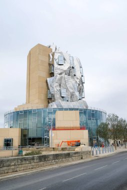Mimar Frank Gehry tarafından Luma Arles kültür merkezi için tasarlanan yansıtıcı alüminyum panellerde bükülmüş kule. Çağdaş mimari.