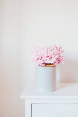 Vazoda çiçek açmış bir buket taze pembe şakayık çiçeği. Uzayı kopyala Modern ev dekorasyonu. Anneler günü, doğum günü kartı. Yaz çiçekleriyle dolu sakin bir hayat.