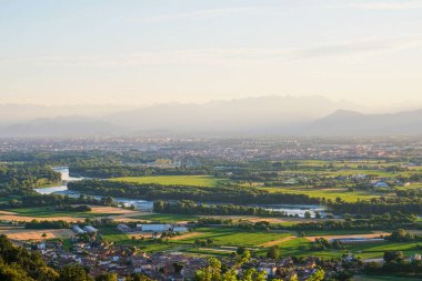 Piedmont 'taki güzel manzara, İtalya' nın kuzeybatısındaki tepelik bölge. Po Nehri, İtalyan Alpleri.