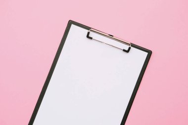 Pembe arka planda beyaz boş sayfası olan tıbbi dosya. Mesaj için yer var. İlaç ve sağlık hizmetleri. Düz-yatay, üst görünüm.