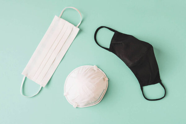 Различные типы защитных масок для лица на пастельном лазурном фоне, вид сверху. Личная гигиена, здравоохранение и коронавирус Covid-19 профилактики
.