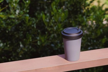 Yeniden kullanılabilir, kapaklı, çevre dostu bambu kabı. Mesaj için yer var. Sıfır atık, sürdürülebilir yaşam tarzı konsepti. Plastik atıkları azalt. Kahveni kendin götür..