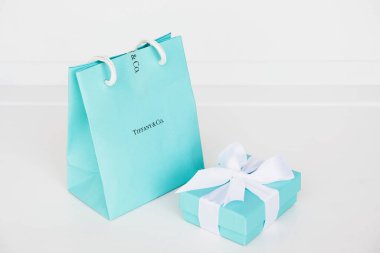 Milan, İtalya - Nisan 2020: Tiffany ve Co. ikonik mavi hediye kutuları beyaz arka planda.