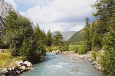 Val Ferret, İtalya 'daki güzel dağ manzarası. Alplerdeki İskoçlar.