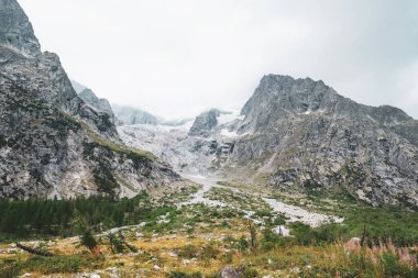 Val Ferret, İtalya 'daki güzel dağ manzarası. Alplerdeki İskoçlar.