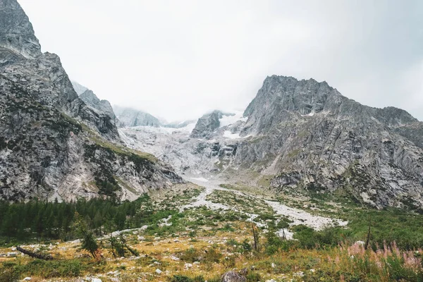 Val Ferret, İtalya 'daki güzel dağ manzarası. Alplerdeki İskoçlar.